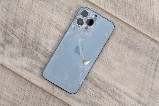 Замена заднего стекла на iPhone в Красноярске